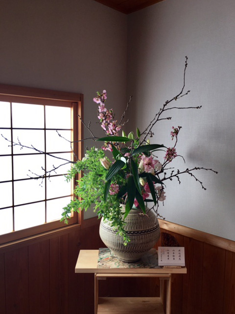 A邸の玄関ホールにて