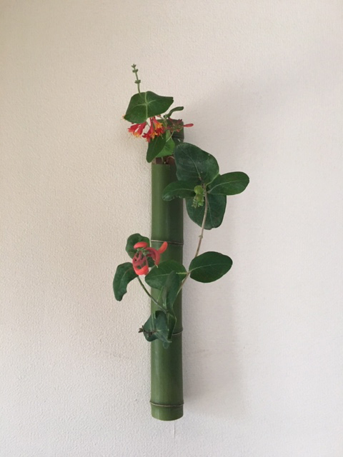 玄関ホールにて